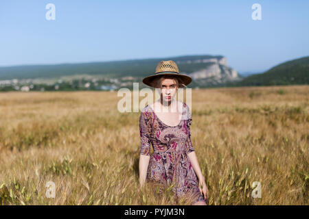 Eine Bäuerin in einem Feld von reifem Weizen und Roggen Stockfoto