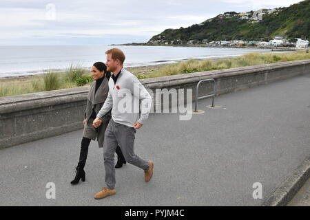 Der Herzog und die Herzogin von Sussex, vor der Begegnung mit den Jugendlichen in der psychischen Gesundheit im Cafe Wellington, Wellington, Neuseeland. Stockfoto