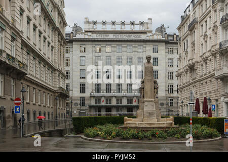 Denkmal der Österreichischen Banker und Wirtschaftswissenschaftler Georg Coch vor dem Sitz der Österreichischen Postsparkasse (Österreichische Post Sparkasse) durch die Österreichische modernistischen Architekten Otto Wagner entworfen (1906) in Georg-Coch-Platz in Wien, Österreich. Stockfoto