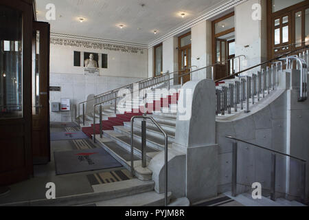 Haupttreppe in der in der Österreichischen Postsparkasse (Österreichische Postsparkasse) entworfen von österreichischen modernistischen Architekten Otto Wagner (1906) in Wien, Österreich. Marmor Büste von Kaiser Franz Joseph I. von Österreich Der österreichische Bildhauer Richard Luksch ist im Hintergrund zu sehen. Stockfoto