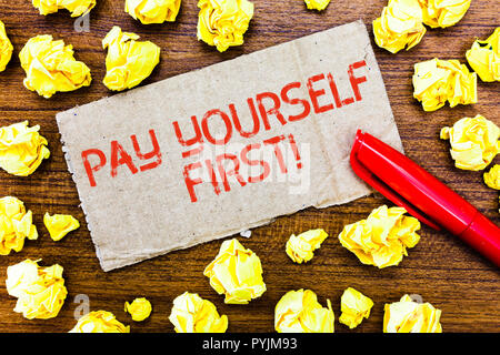 Text Zeichen, Zahlen Sie sich zuerst. Konzeptionelle foto Sparen für die Zukunft beiseite setzen sie einen Teil ihres Einkommens. Stockfoto