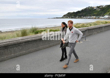 Der Herzog und die Herzogin von Sussex, vor der Begegnung mit den Jugendlichen in der psychischen Gesundheit im Cafe Wellington, Wellington, Neuseeland. Stockfoto