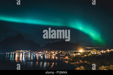 Nordlichter Aurora Borealis mit der klassischen Ansicht des Fisherman s Dorf in der Nähe von Reine Hamnoy Lofoten in Norwegen. Diese Aufnahme wird betrieben von Stockfoto