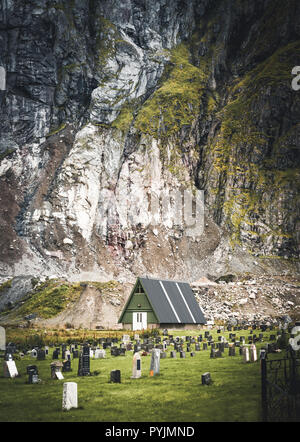 Flakstad Kirche mit Bergen im Hintergrund, exquisite XVIII Jahrhundert barockes Meisterwerk in der Arktis, Flakstadoy, Lofoten, nördlich des Stockfoto