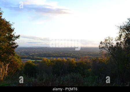 Landschaft bei IDE-Hill, Kent, England, UK Ende Oktober 2018. Blick über die Kent Weald aus der Octavia Hill Sitz. Herbstliche. Blätter Stockfoto