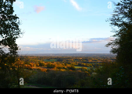 Landschaft bei IDE-Hill, Kent, England, UK Ende Oktober 2018. Blick über die Kent Weald aus der Octavia Hill Sitz. Herbstliche. Blätter Stockfoto