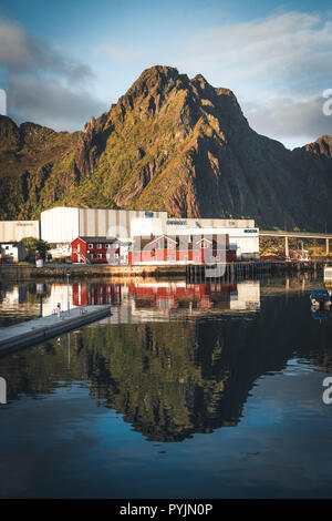 Svolvaer, Norwegen - September 2018: Boote in der Waterfront Hafen mit den Bergen im Hintergrund. Svolvaer ist ein Fischerdorf und touristische Stadt loc Stockfoto