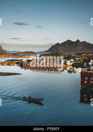Svolvaer, Norwegen - September 2018: Boote in der Waterfront Hafen mit den Bergen im Hintergrund. Svolvaer ist ein Fischerdorf und touristische Stadt loc Stockfoto