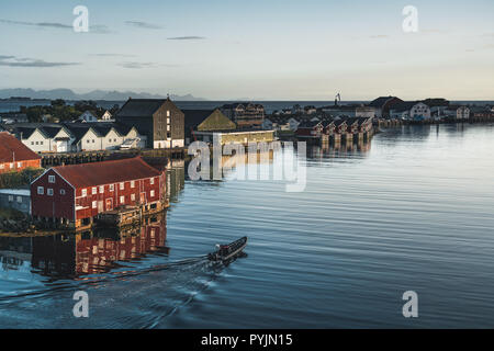 Svolvaer, Norwegen - September 2018: Boote in der Waterfront Hafen mit den Bergen im Hintergrund. Svolvaer ist ein Fischerdorf und touristische Stadt loc Stockfoto