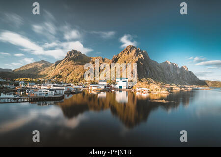 Svolvaer, Norwegen - September 2018: Boote in der Waterfront Hafen mit den Bergen im Hintergrund. Svolvaer ist ein Fischerdorf und touristische Stadt loc Stockfoto