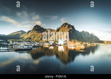 Svolvaer, Norwegen - September 2018: Boote in der Waterfront Hafen mit den Bergen im Hintergrund. Svolvaer ist ein Fischerdorf und touristische Stadt loc Stockfoto