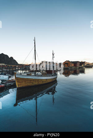 Svolvaer, Norwegen - September 2018: Boote in der Waterfront Hafen mit den Bergen im Hintergrund. Svolvaer ist ein Fischerdorf und touristische Stadt loc Stockfoto