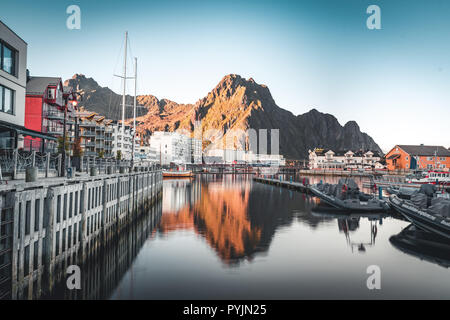 Svolvaer, Norwegen - September 2018: Boote in der Waterfront Hafen mit den Bergen im Hintergrund. Svolvaer ist ein Fischerdorf und touristische Stadt loc Stockfoto