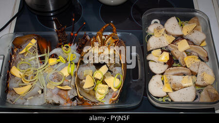 Kochen einige dornige Rock-Lobster (Langusten) und Steinpilzen. Die Krebse und Steinpilzen wurden alle von mir versammelt, Nahrungssuche und Schnorcheln. Stockfoto