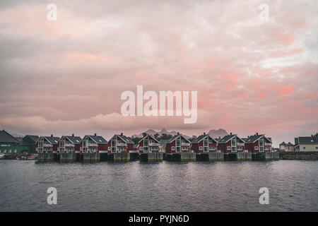 Svolvaer, Norwegen - September 2018: Boote in der Waterfront Hafen mit den Bergen im Hintergrund. Svolvaer ist ein Fischerdorf und touristische Stadt loc Stockfoto