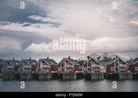 Svolvaer, Norwegen - September 2018: Boote in der Waterfront Hafen mit den Bergen im Hintergrund. Svolvaer ist ein Fischerdorf und touristische Stadt loc Stockfoto
