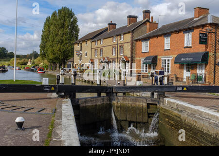 Blick über die Schleuse zum Kanal Museum in Stoke Bruerne auf dem Grand Union Canal, Northampton, England Stockfoto