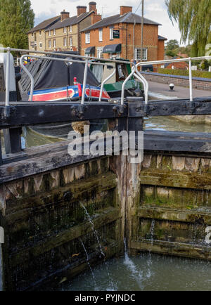 Zwei schmale Boote bei Lock on Grand Union Canal in der Nähe der Canal Museum an schüren Bruerne auf dem Grand Union Canal, Northampton, England Stockfoto