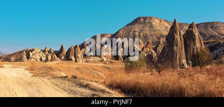 Tuffstein vulkanischen Formationen wie Feenkamine in Pasabag, in der Nähe von Zelve, Kappadokien, Anatolien, Türkei bekannt. Panoramablick. Stockfoto