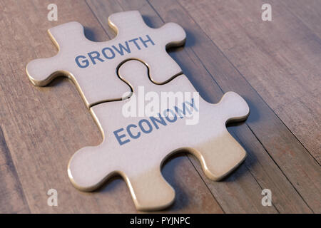 Konzept Bild von Wirtschaft und Wachstum mit Hilfe der Teile eines Puzzles. Teamarbeit und gute Beziehungen in die Wirtschaft. Stockfoto