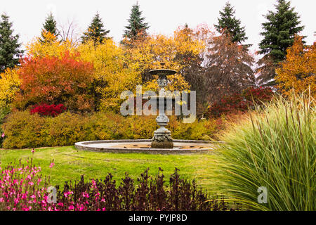 Brunnen in einem herbstlichen Landschaft - Herbstfarben Stockfoto