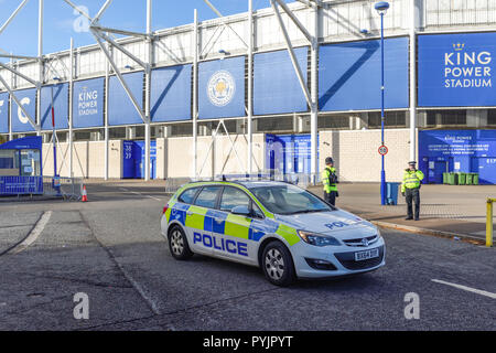 Leicester, Vereinigtes Königreich. 28. Oktober 2018: ein stetiger Strom von Leicester City Football fans und der Öffentlichkeit wurde der Ankunft der Hinsicht außerhalb der King Power Stadion zu zahlen, die einem Hubschrauberabsturz in den clubs Auto Park, der um 20.30 Uhr letzte Nacht geschehen, die in die Club Besitzer gesagt wird. Keine Aussage der Vorfall noch nicht herausgegeben worden sind. Credit: Ian Francis/Alamy leben Nachrichten Stockfoto