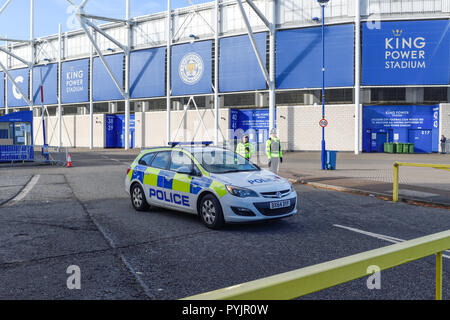 Leicester, Vereinigtes Königreich. 28. Oktober 2018: ein stetiger Strom von Leicester City Football fans und der Öffentlichkeit wurde der Ankunft der Hinsicht außerhalb der King Power Stadion zu zahlen, die einem Hubschrauberabsturz in den clubs Auto Park, der um 20.30 Uhr letzte Nacht geschehen, die in die Club Besitzer gesagt wird. Keine Aussage der Vorfall noch nicht herausgegeben worden sind. Credit: Ian Francis/Alamy leben Nachrichten Stockfoto