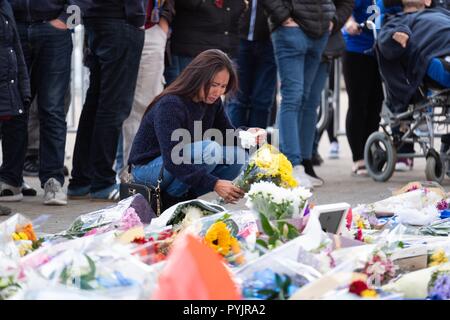 Leicester, Großbritannien. 28. Okt 2018. Fußball-Fans links Ehrungen und Blumen außerhalb des Leicester City King Power Stadion am Sonntag, Oktober 28, 2018 nachdem ein Hubschrauber mit den Besitzer des Football Club, vichai Srivaddhanaprabha, kurz nach dem Abheben vom Stadion abgestürzt. Später wurde bekannt, dass Herr Srivaddhanaprabha und vier anderen in der Absturz getötet wurden. Quelle: Christopher Middleton/Alamy leben Nachrichten Stockfoto