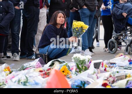 Leicester, Großbritannien. 28. Okt 2018. Fußball-Fans links Ehrungen und Blumen außerhalb des Leicester City King Power Stadion am Sonntag, Oktober 28, 2018 nachdem ein Hubschrauber mit den Besitzer des Football Club, vichai Srivaddhanaprabha, kurz nach dem Abheben vom Stadion abgestürzt. Später wurde bekannt, dass Herr Srivaddhanaprabha und vier anderen in der Absturz getötet wurden. Quelle: Christopher Middleton/Alamy leben Nachrichten Stockfoto