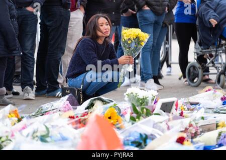 Leicester, Großbritannien. 28. Okt 2018. Fußball-Fans links Ehrungen und Blumen außerhalb des Leicester City King Power Stadion am Sonntag, Oktober 28, 2018 nachdem ein Hubschrauber mit den Besitzer des Football Club, vichai Srivaddhanaprabha, kurz nach dem Abheben vom Stadion abgestürzt. Später wurde bekannt, dass Herr Srivaddhanaprabha und vier anderen in der Absturz getötet wurden. Quelle: Christopher Middleton/Alamy leben Nachrichten Stockfoto