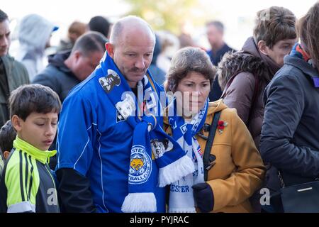 Leicester, Großbritannien. 28. Okt 2018. Fußball-Fans links Ehrungen und Blumen außerhalb des Leicester City King Power Stadion am Sonntag, Oktober 28, 2018 nachdem ein Hubschrauber mit den Besitzer des Football Club, vichai Srivaddhanaprabha, kurz nach dem Abheben vom Stadion abgestürzt. Später wurde bekannt, dass Herr Srivaddhanaprabha und vier anderen in der Absturz getötet wurden. Quelle: Christopher Middleton/Alamy leben Nachrichten Stockfoto