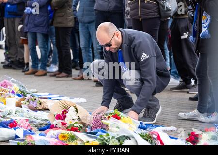 Leicester, Großbritannien. 28. Okt 2018. Fußball-Fans links Ehrungen und Blumen außerhalb des Leicester City King Power Stadion am Sonntag, Oktober 28, 2018 nachdem ein Hubschrauber mit den Besitzer des Football Club, vichai Srivaddhanaprabha, kurz nach dem Abheben vom Stadion abgestürzt. Später wurde bekannt, dass Herr Srivaddhanaprabha und vier anderen in der Absturz getötet wurden. Quelle: Christopher Middleton/Alamy leben Nachrichten Stockfoto