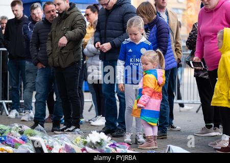 Leicester, Großbritannien. 28. Okt 2018. Fußball-Fans links Ehrungen und Blumen außerhalb des Leicester City King Power Stadion am Sonntag, Oktober 28, 2018 nachdem ein Hubschrauber mit den Besitzer des Football Club, vichai Srivaddhanaprabha, kurz nach dem Abheben vom Stadion abgestürzt. Später wurde bekannt, dass Herr Srivaddhanaprabha und vier anderen in der Absturz getötet wurden. Quelle: Christopher Middleton/Alamy leben Nachrichten Stockfoto