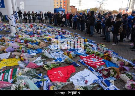 Leicester, Großbritannien. 28. Okt 2018. Fußball-Fans links Ehrungen und Blumen außerhalb des Leicester City King Power Stadion am Sonntag, Oktober 28, 2018 nachdem ein Hubschrauber mit den Besitzer des Football Club, vichai Srivaddhanaprabha, kurz nach dem Abheben vom Stadion abgestürzt. Später wurde bekannt, dass Herr Srivaddhanaprabha und vier anderen in der Absturz getötet wurden. Quelle: Christopher Middleton/Alamy leben Nachrichten Stockfoto