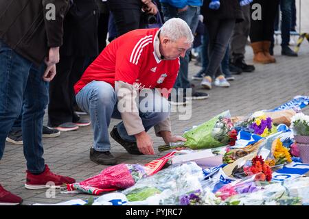 Leicester, Großbritannien. 28. Okt 2018. Fußball-Fans links Ehrungen und Blumen außerhalb des Leicester City King Power Stadion am Sonntag, Oktober 28, 2018 nachdem ein Hubschrauber mit den Besitzer des Football Club, vichai Srivaddhanaprabha, kurz nach dem Abheben vom Stadion abgestürzt. Später wurde bekannt, dass Herr Srivaddhanaprabha und vier anderen in der Absturz getötet wurden. Quelle: Christopher Middleton/Alamy leben Nachrichten Stockfoto