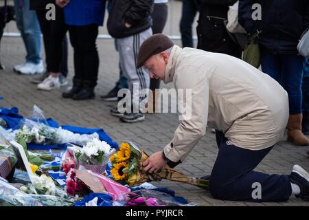 Leicester, Großbritannien. 28. Okt 2018. Fußball-Fans links Ehrungen und Blumen außerhalb des Leicester City King Power Stadion am Sonntag, Oktober 28, 2018 nachdem ein Hubschrauber mit den Besitzer des Football Club, vichai Srivaddhanaprabha, kurz nach dem Abheben vom Stadion abgestürzt. Später wurde bekannt, dass Herr Srivaddhanaprabha und vier anderen in der Absturz getötet wurden. Quelle: Christopher Middleton/Alamy leben Nachrichten Stockfoto