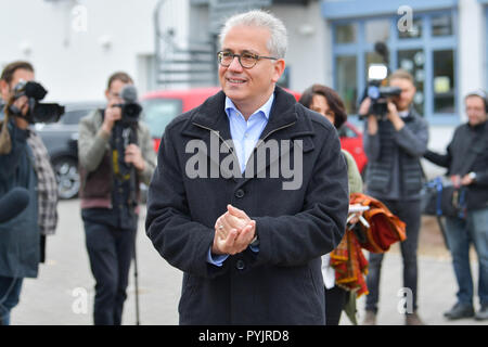 28 Oktober 2018, Hessen, Offenbach: Tarek Al-Wazir, der Hessischen Wirtschaft und Verkehr Minister und Spitzenkandidat von Bündnis 90/Die Grünen, wird die Ernst-Reuter-Schule verlassen nach der Abstimmung. Foto: Uwe Anspach/dpa Stockfoto