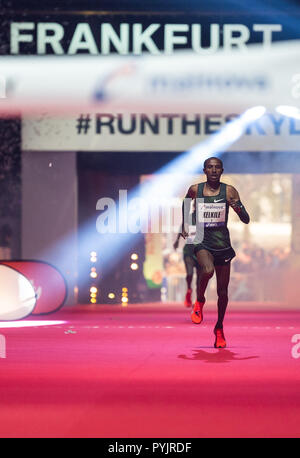 28 Oktober 2018, Hessen, Frankfurt Main: Kelkile Gezahegn aus Äthiopien beendet den Frankfurt Marathon 2018, der älteste Stadtmarathon in Deutschland. Foto: Silas Stein/dpa Stockfoto