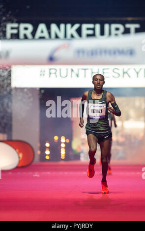 28 Oktober 2018, Hessen, Frankfurt Main: Kelkile Gezahegn aus Äthiopien beendet den Frankfurt Marathon 2018, der älteste Stadtmarathon in Deutschland. Foto: Silas Stein/dpa Stockfoto
