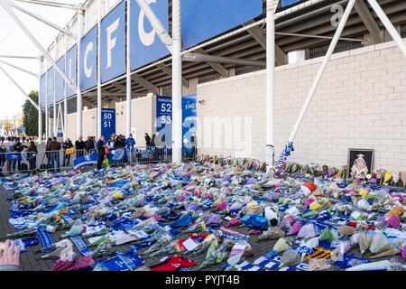 Leicester, Großbritannien. 28. Okt 2018. Fußball-Fans links Ehrungen und Blumen außerhalb des Leicester City King Power Stadion am Sonntag, Oktober 28, 2018 nachdem ein Hubschrauber mit den Besitzer des Football Club, vichai Srivaddhanaprabha, kurz nach dem Abheben vom Stadion abgestürzt. Später wurde bekannt, dass Herr Srivaddhanaprabha und vier anderen in der Absturz getötet wurden. Quelle: Christopher Middleton/Alamy leben Nachrichten Stockfoto