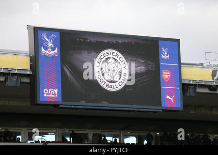 Der Selhurst Park, London, UK. 28 Okt, 2018. EPL Premier League Fußball, Crystal Palace gegen Arsenal; Anzeiger Anzeige der Leicester City Crest im Zeichen der Achtung für die Toten im Helikopter Absturz gestern Credit: Aktion plus Sport/Alamy leben Nachrichten Stockfoto