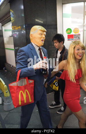 Tokio, Japan. 27 Okt, 2018. 2018/10/27 Tokio, Shibuya Halloween Wochenende. (Fotos von Michael Steinebach/LBA) Quelle: Lba Co.Ltd./Alamy leben Nachrichten Stockfoto