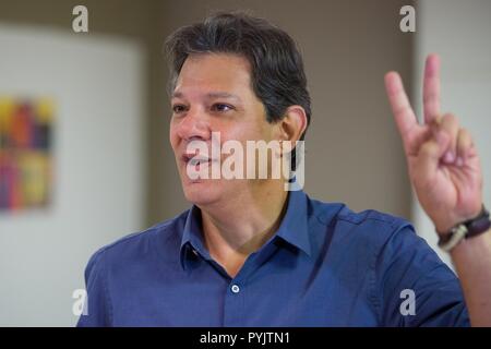 Oktober 28, 2018, Sao Paulo, Sao Paulo, Brasilien - Fernando Haddad, Präsidentschaftskandidat Brasiliens durch die Arbeiterpartei (PT), Stimmen in einer Schule in Sao Paulo, Brasilien. (Bild: © Paulo Lopes/ZUMA Draht) Stockfoto