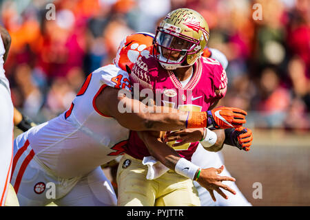 Tallahassee, USA. 27 Okt, 2018. Clemson Tiger defensive lineman Christian Wilkins (42) übt Druck auf die Florida State Seminoles quarterback Deondre Francois (12) während der NCAA College Football Spiel zwischen Clemson und Florida Zustand am Samstag, den 27. Oktober 2018 Doak Campbell Stadium in Tallahassee, FL. Jakob Kupferman/CSM Credit: Cal Sport Media/Alamy leben Nachrichten Stockfoto