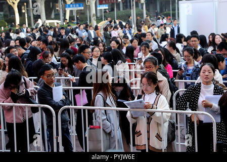 Shanghai, China. 28 Okt, 2018. Arbeitssuchende warten in der Zeile a recruitment Messe speziell für die Lehre Jobs in Shanghai, China, Okt. 28, 2018 eingeben. Fast 1.000 Arbeitgeber aus über 20 Städten in der Nähe bieten mehr als 12.000 Arbeitsplätze auf der Messe. Credit: Liu Ying/Xinhua/Alamy leben Nachrichten Stockfoto