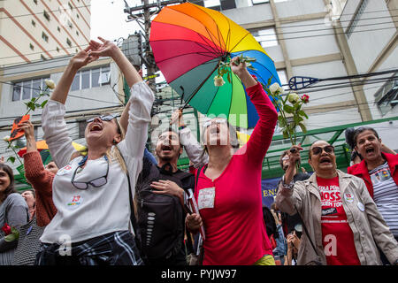 Sao Paulo, Brasilien. 28. Oktober 2018. Eleicoes 2018 Zweite Turno Sao Paulo - mit Blumen, Wähler von Fernando Haddad Förderung vor der Schule, in der die Kandidaten am Morgen des Sonntag, 28. gestimmt haben, die von der zweiten Runde der Wahlen von 2018 Foto: Suamy Beydoun/AGIF AGIF/Alamy Credit: Live-Nachrichten Stockfoto