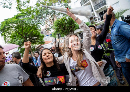 Sao Paulo, Brasilien. 28. Oktober 2018. Eleicoes 2018 Zweite Turno Sao Paulo - mit Blumen, Wähler von Fernando Haddad Förderung vor der Schule, in der die Kandidaten am Morgen des Sonntag, 28. gestimmt haben, die von der zweiten Runde der Wahlen von 2018 Foto: Suamy Beydoun/AGIF AGIF/Alamy Credit: Live-Nachrichten Stockfoto