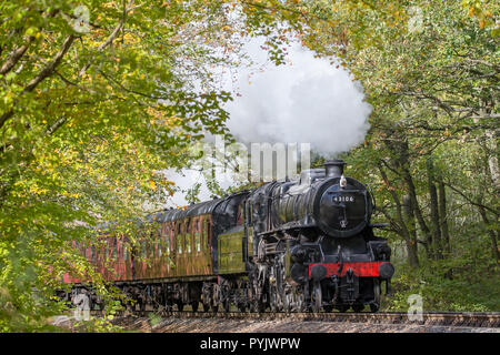 Kidderminster, Großbritannien. 28. Oktober, 2018. UK Wetter: mit herrlichen Herbst Sonne im Überfluss vorhanden heute, Britische Dampflokomotiven auf den Severn Valley Railway Heritage Line sind eine wahre Freude zu sehen, dappled Sonnenlicht, das durch die schönen, Herbst, Landschaft von Worcestershire. Quelle: Lee Hudson/Alamy leben Nachrichten Stockfoto