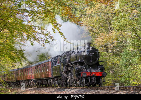 Kidderminster, Großbritannien. 28. Oktober, 2018. UK Wetter: mit herrlichen Herbst Sonne im Überfluss vorhanden heute, Britische Dampflokomotiven auf den Severn Valley Railway Heritage Line sind eine wahre Freude zu sehen, dappled Sonnenlicht, das durch die schönen, Herbst, Landschaft von Worcestershire. Quelle: Lee Hudson/Alamy leben Nachrichten Stockfoto