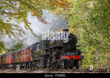 Kidderminster, Großbritannien. 28. Oktober, 2018. UK Wetter: mit herrlichen Herbst Sonne im Überfluss vorhanden heute, Britische Dampflokomotiven auf den Severn Valley Railway Heritage Line sind eine wahre Freude zu sehen, dappled Sonnenlicht, das durch die schönen, Herbst, Landschaft von Worcestershire. Quelle: Lee Hudson/Alamy leben Nachrichten Stockfoto